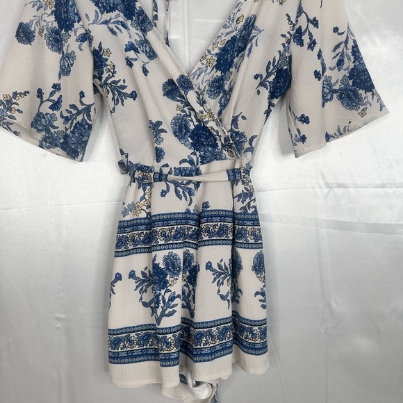 Floral Blue and White belted V neck and back lined romper size Small - Picture 4 of 9